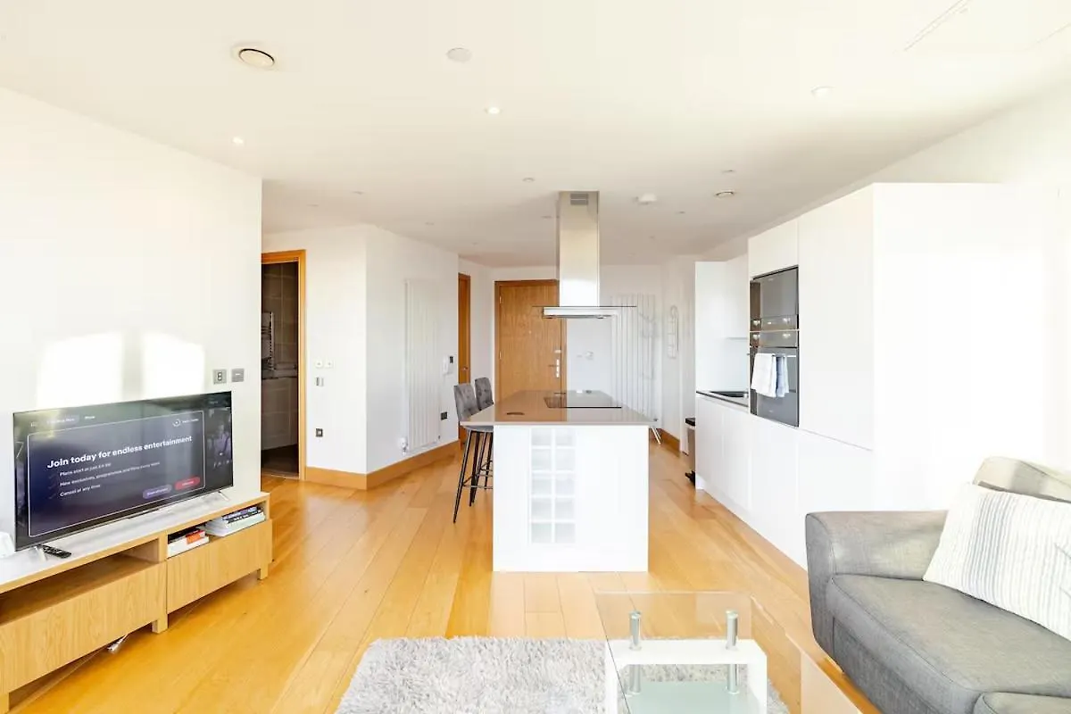 Luxurious Canary Wharf Aptartment - Outstanding City View! London