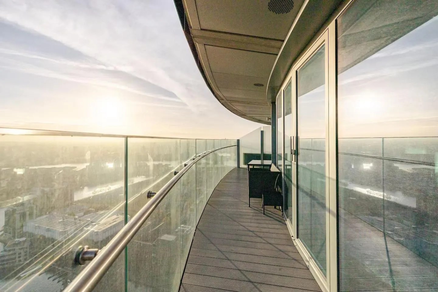 Luxurious Canary Wharf Aptartment - Outstanding City View! London